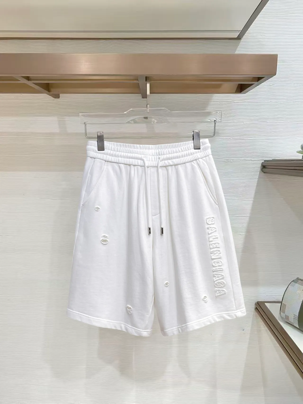 Balenciaga's three-standard complete 2026 summer New Arrival men's casual shorts, advanced custom-made Breathable fabric, Breathable fabric, extremely stretchy and comfortable, impeccable details, top-grade accessories, original logo design concept, delicate and soft feel! The upper body fit is awesome! Size: M-XXXL Please state your height and weight when ordering